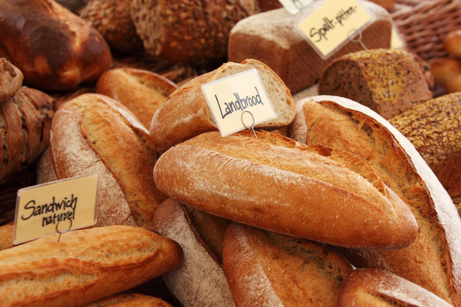 免费照片新鲜出炉的法国长棍面包