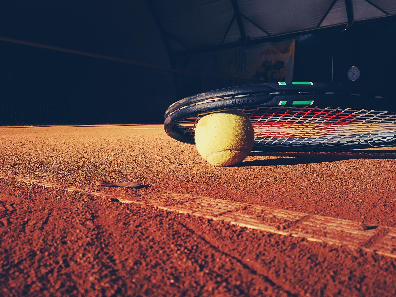 Бесплатное фото Теннисная ракетка мячиком