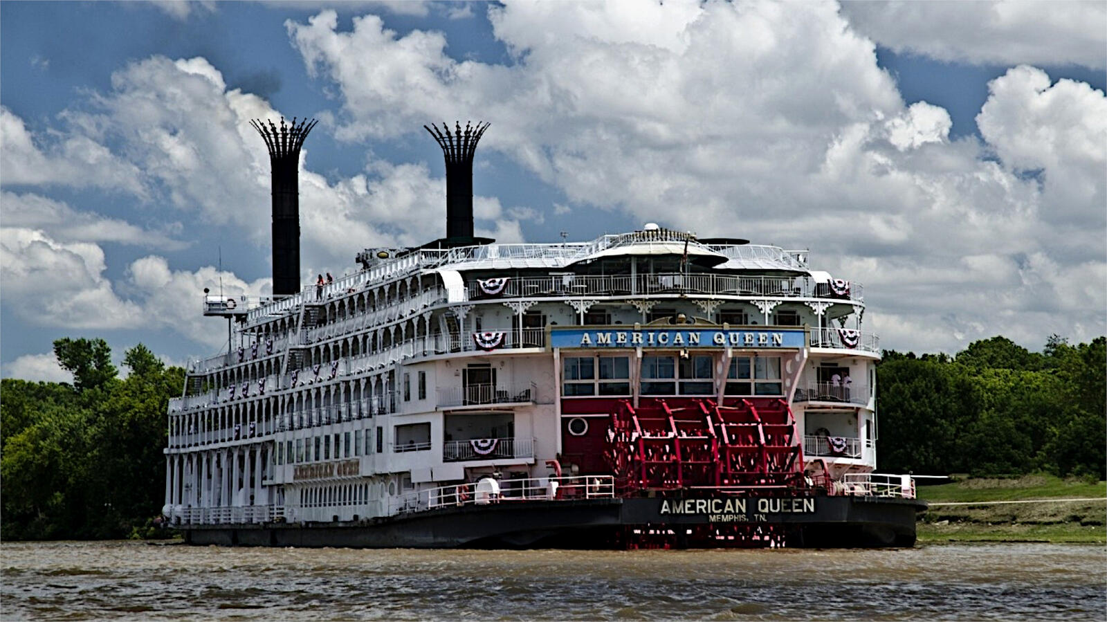 Free photo A pleasure steamer goes down the river