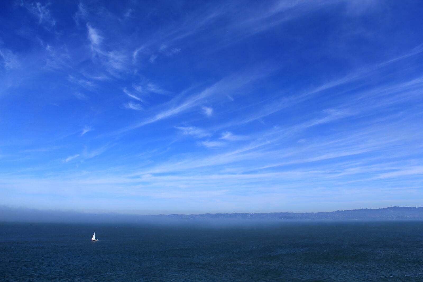 免费照片一艘帆船在广阔的海洋中航行