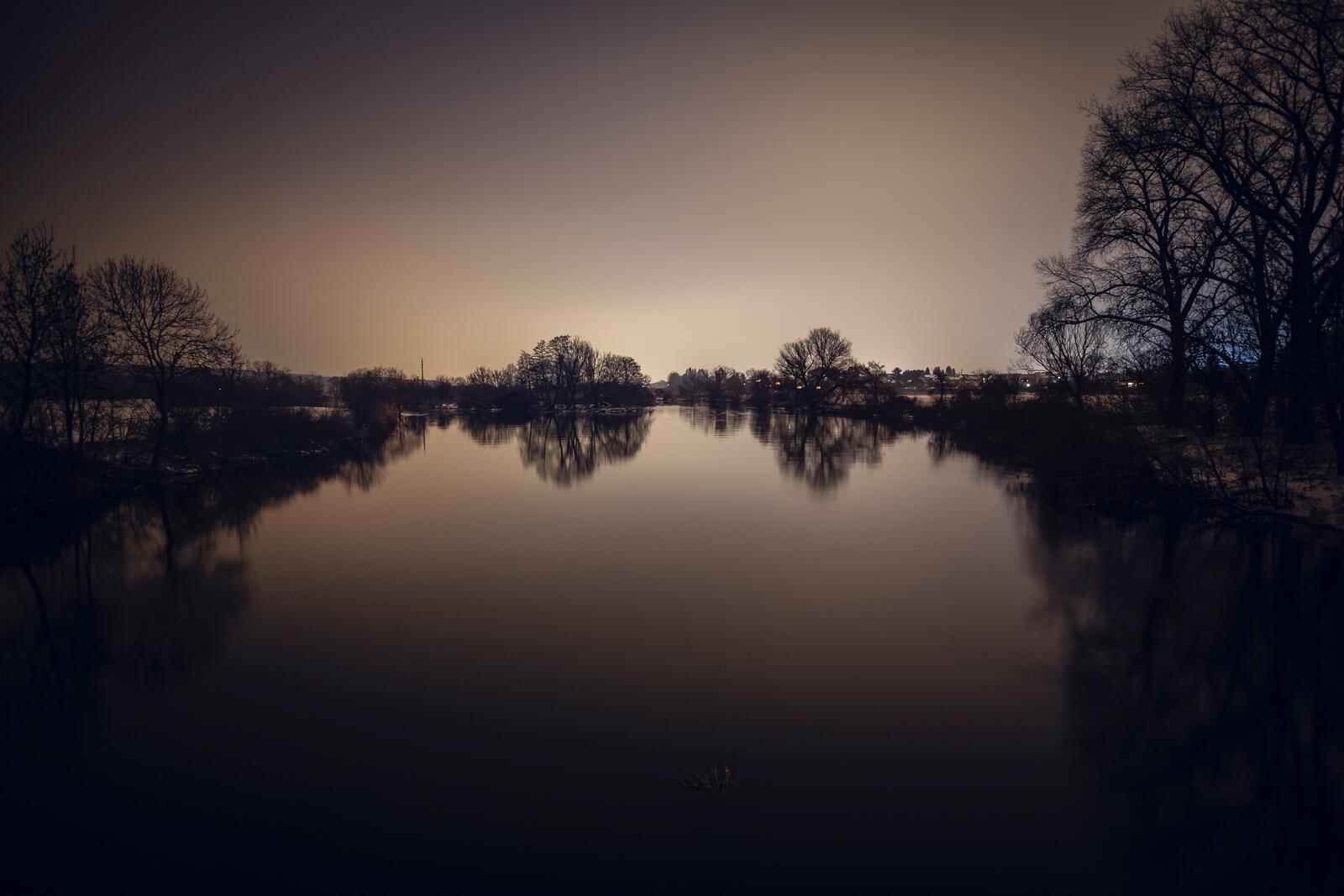 Бесплатное фото Темный вечер у озера