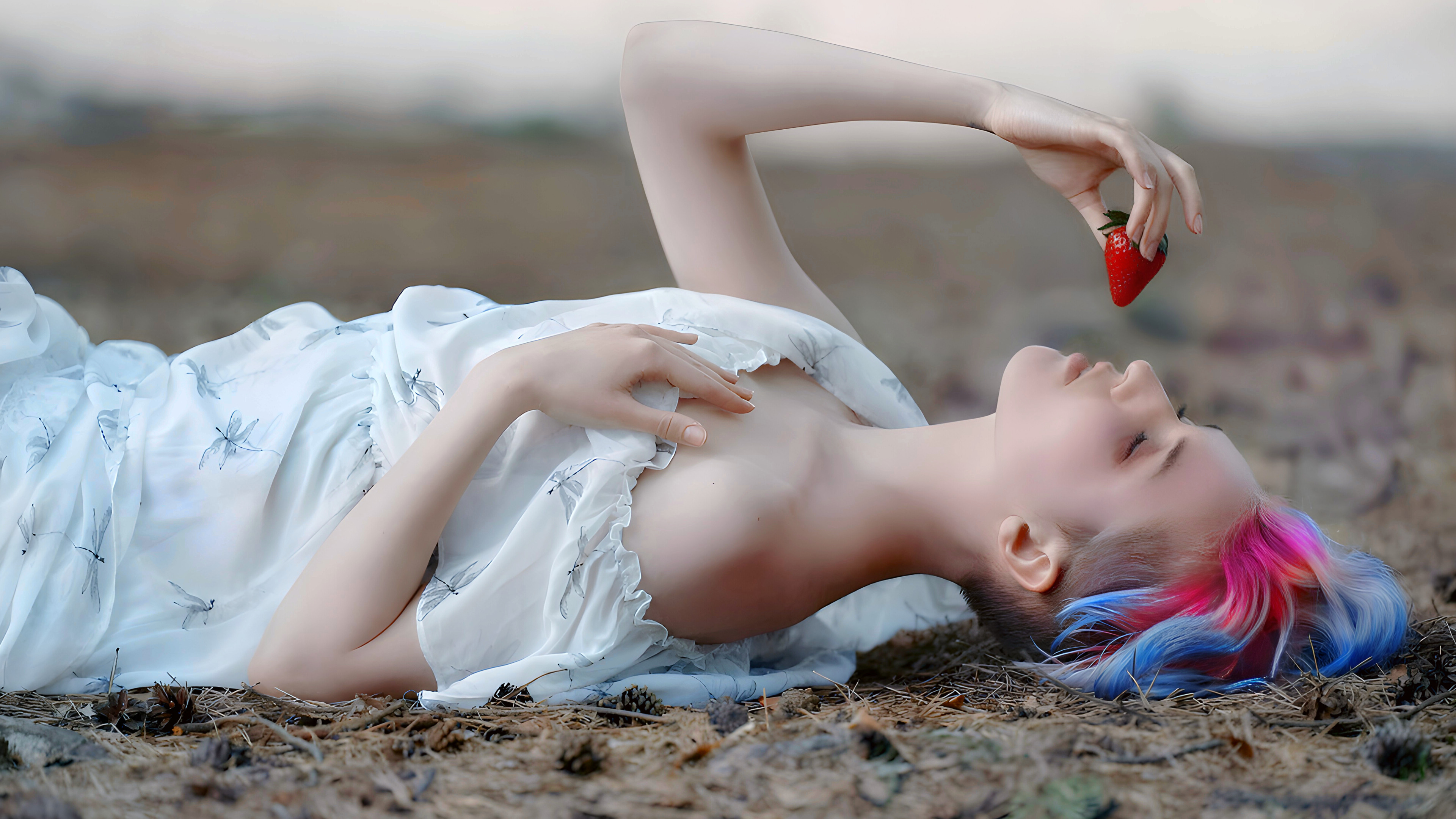 Девушка с клубникой · бесплатная фотография от Fonwall