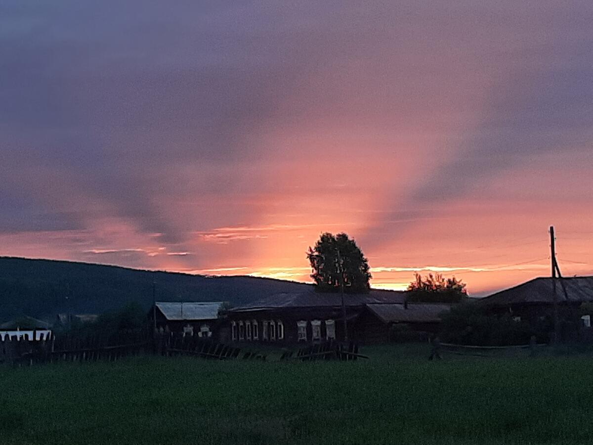 Закат над деревней в Сибири