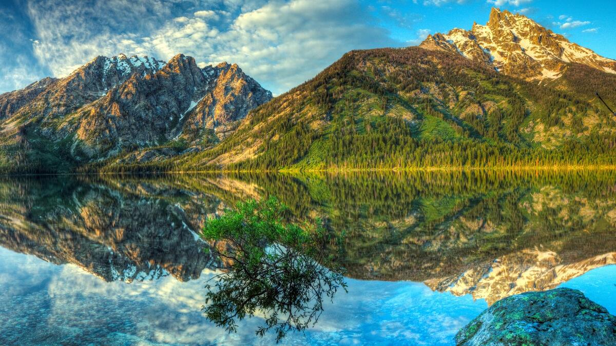 A beautiful landscape is reflected in the lake