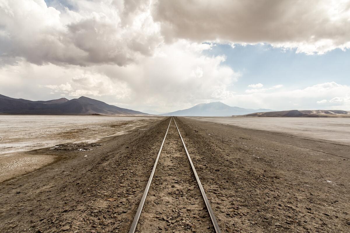 Железная дорога в пустынной местности