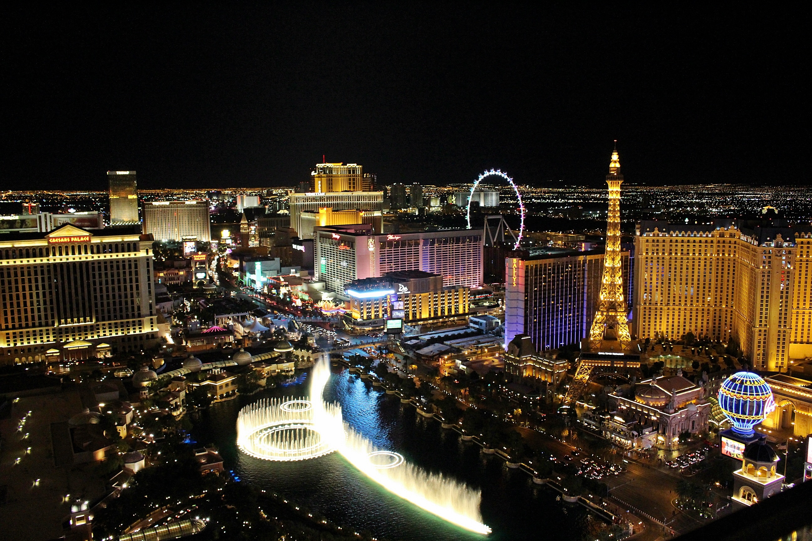 Free photo Las Vegas metropolis night city with a beautiful backlit fountain