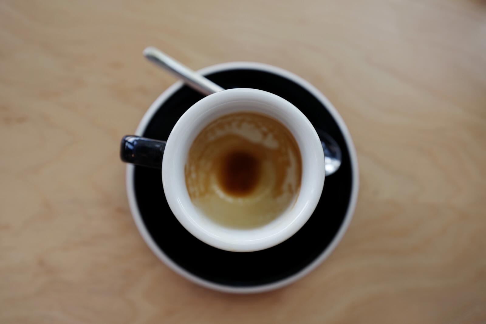 Обои рука кофе кружка на рабочий стол