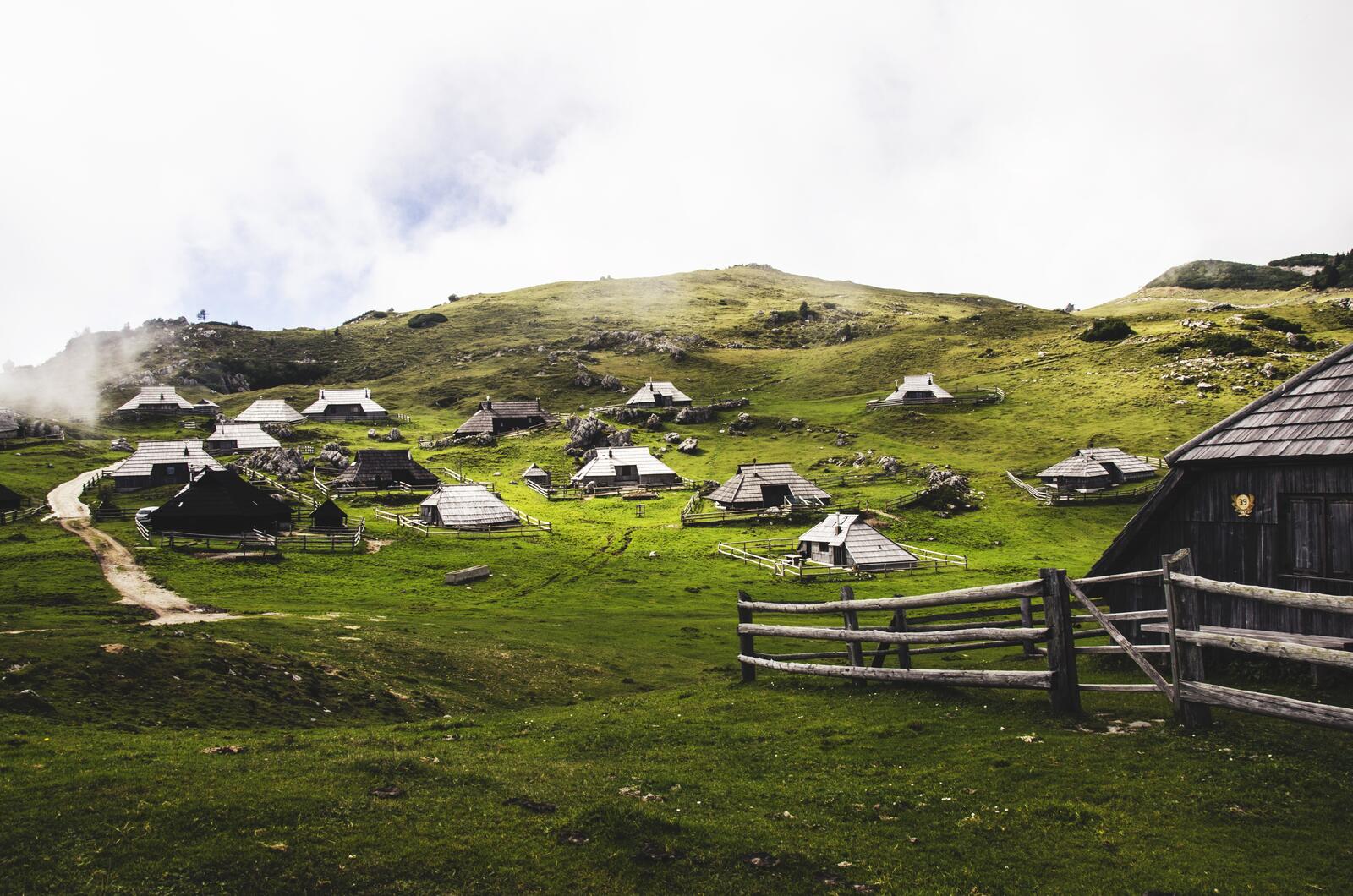 Бесплатное фото Деревенские дома построенные на горах в Альпах