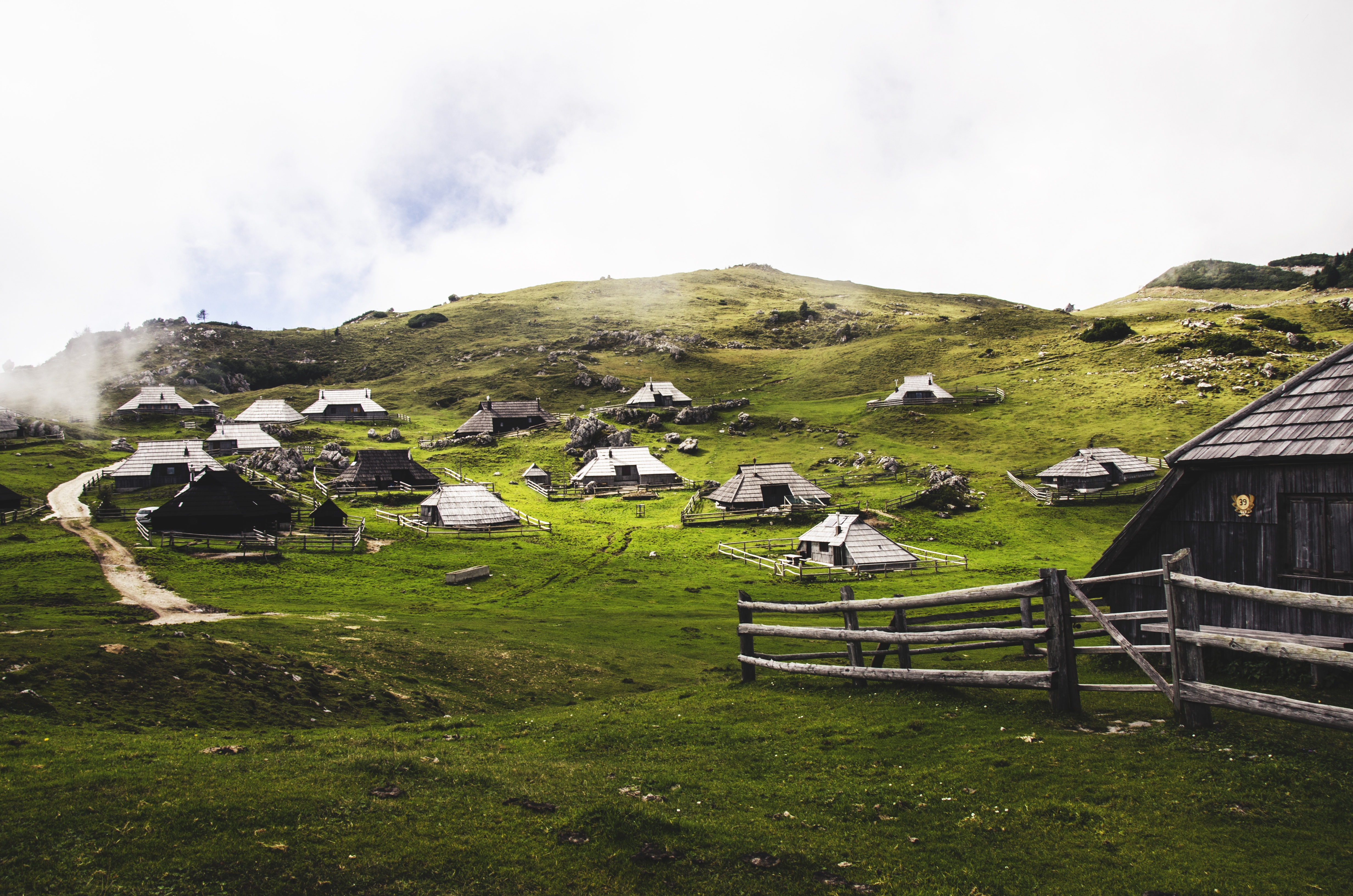 Деревенские дома построенные на горах в Альпах