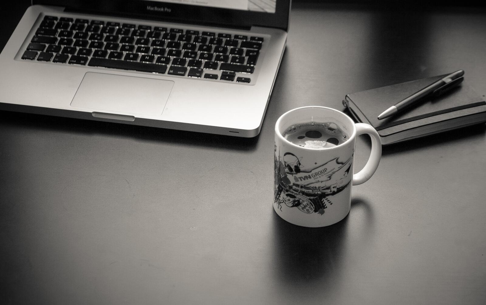 Free photo Desktop with a laptop and a cup of coffee
