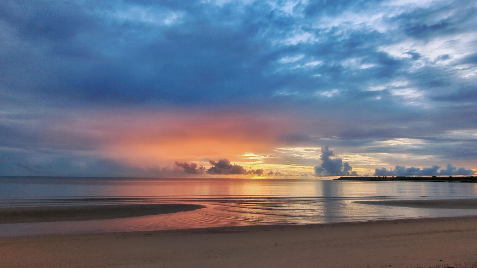 Бесплатное фото Восход солнца рано утром на море