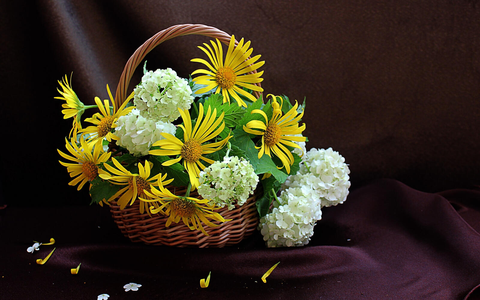 Бесплатное фото Корзинка с полевыми цветами