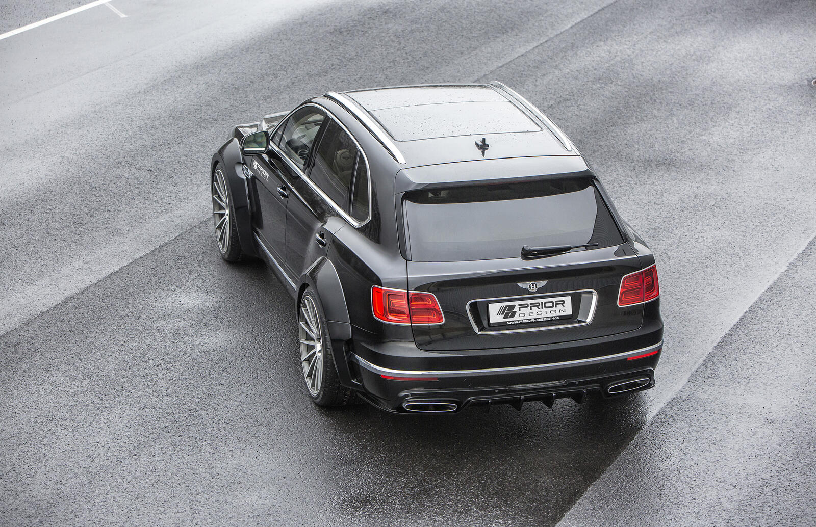 Бесплатное фото Кроссовер Bentley Bentayga 2018 года черного цвета вид сзади