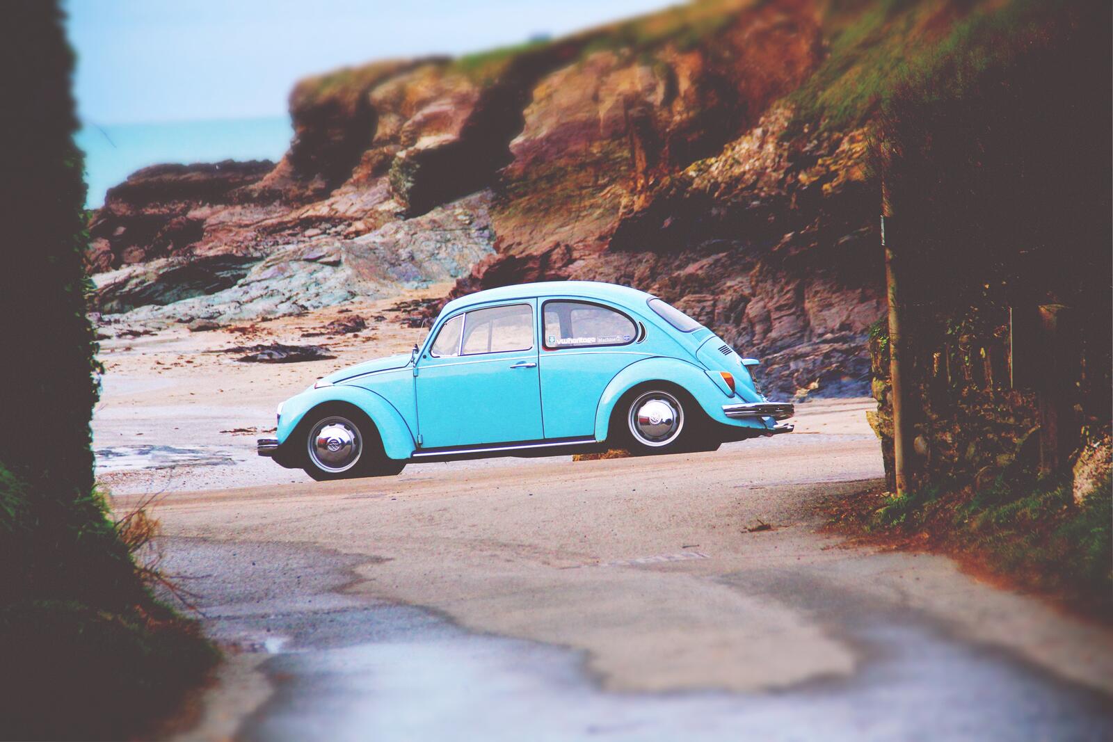 Бесплатное фото Старый Volkswagen Beetle вид сбоку
