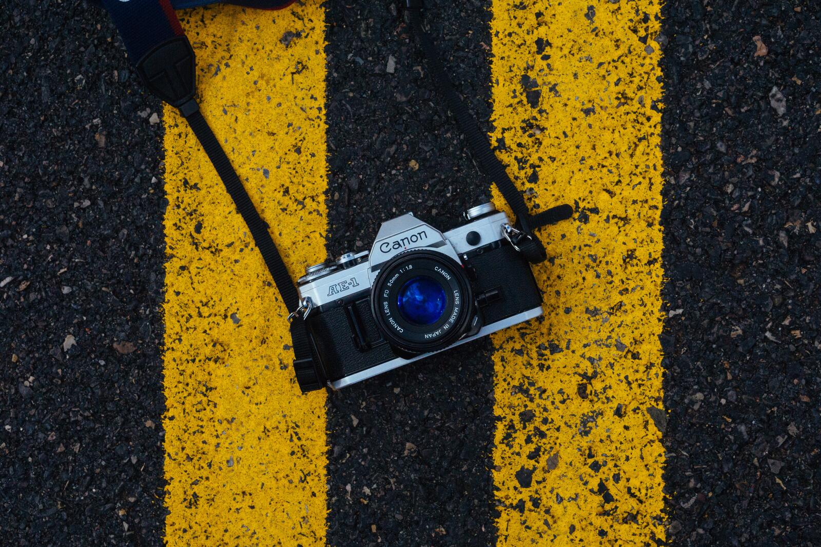 Free photo A single-lens reflex camera lying on the pavement