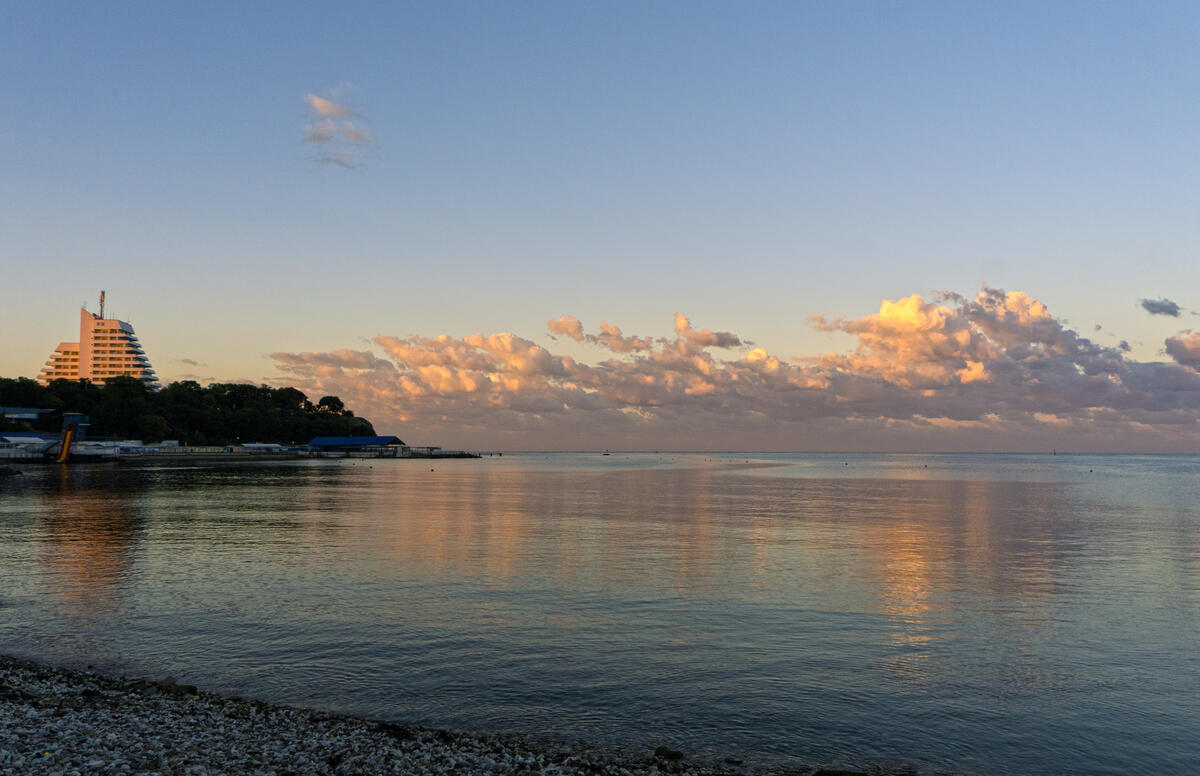 Набережная Черного моря ранним утром в сентябре