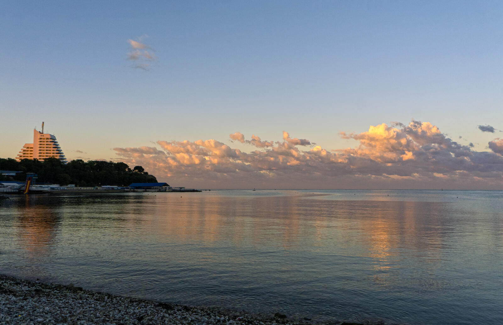 Бесплатное фото Набережная Черного моря ранним утром в сентябре