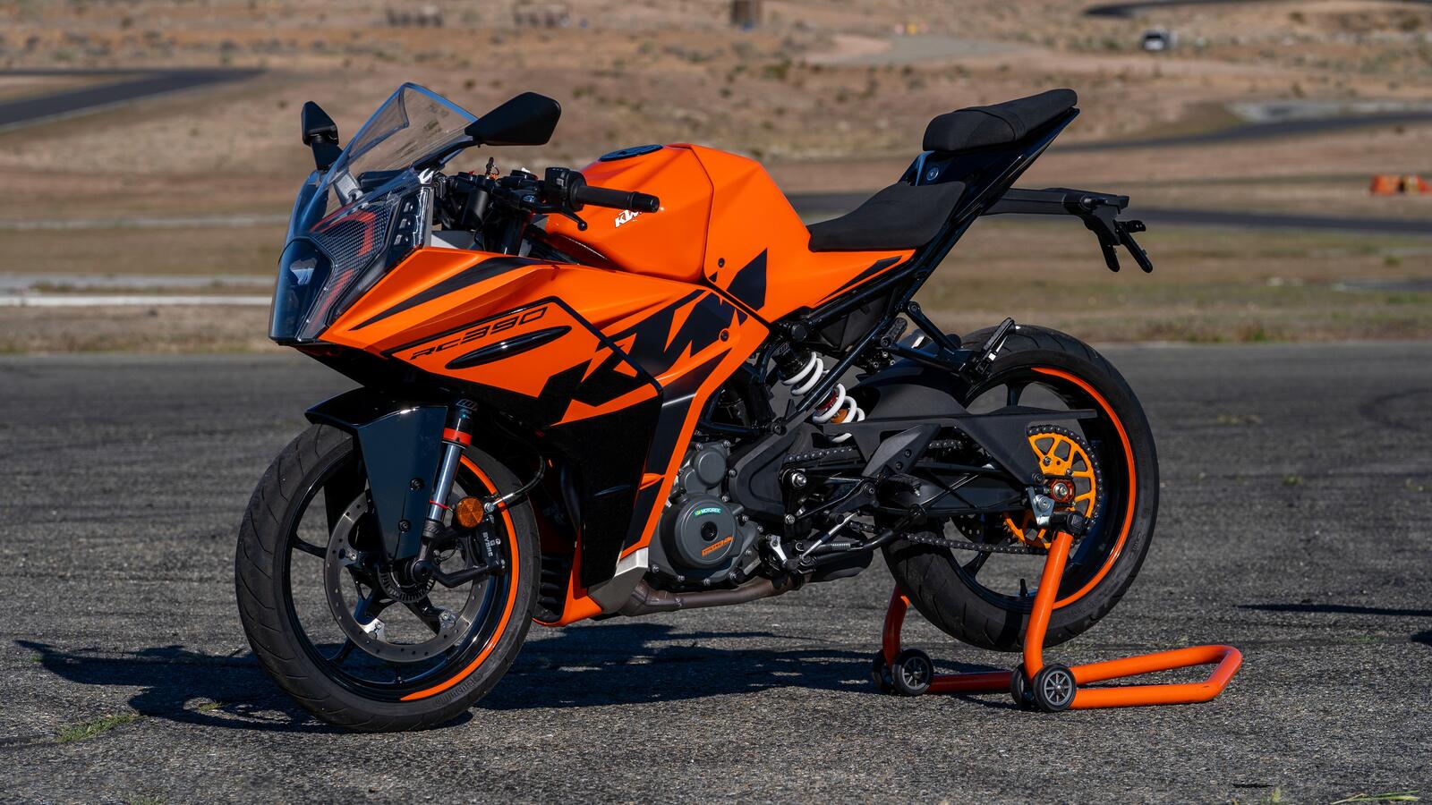 Бесплатное фото Спортивный мотоцикл оранжевого цвета KTM RC 390