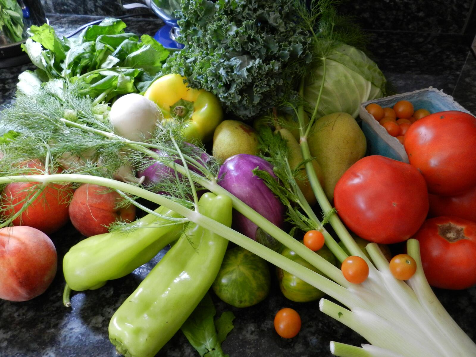 Бесплатное фото Свежая зелень с овощами