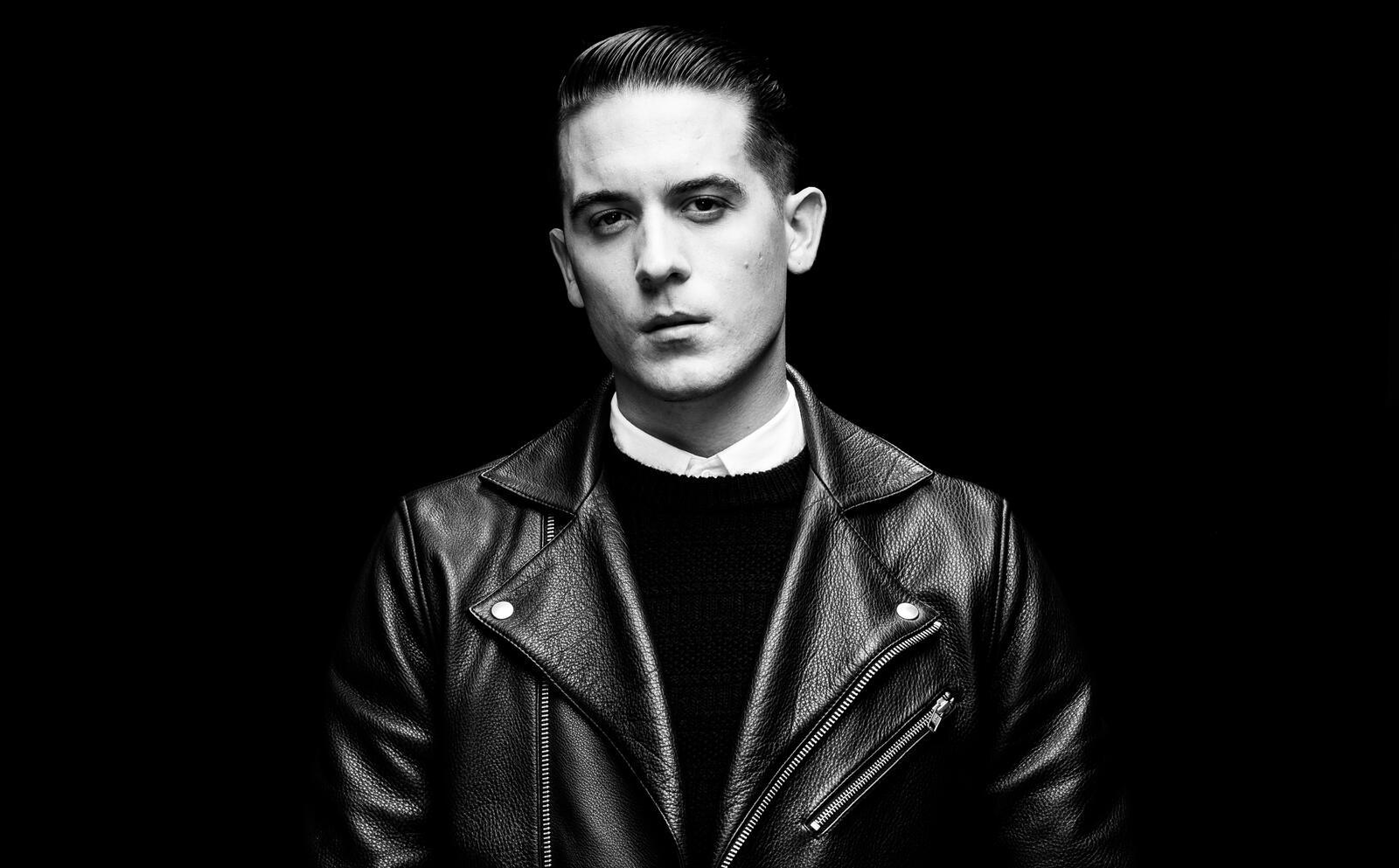 Free photo G Eazy in a leather jacket