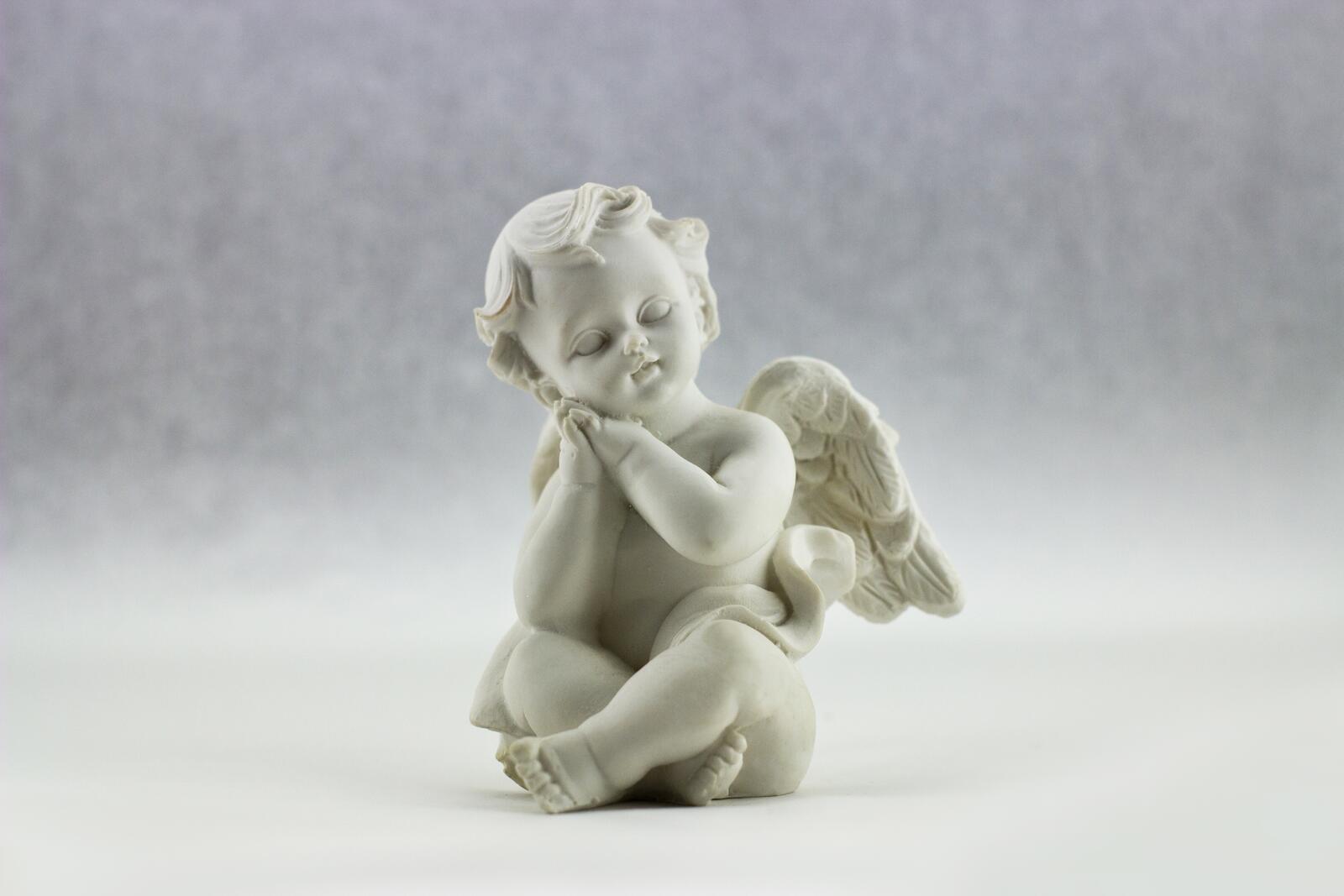 Бесплатное фото Фигурка белого ангелочка с крылышками