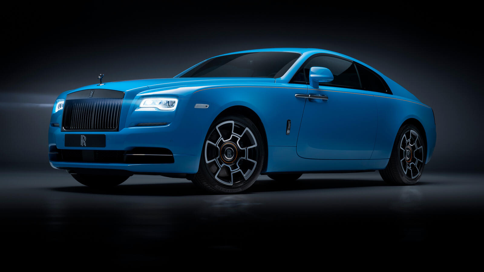 Бесплатное фото Rolls-Royce Wraith Black Badge 2019 года в голубом цвете