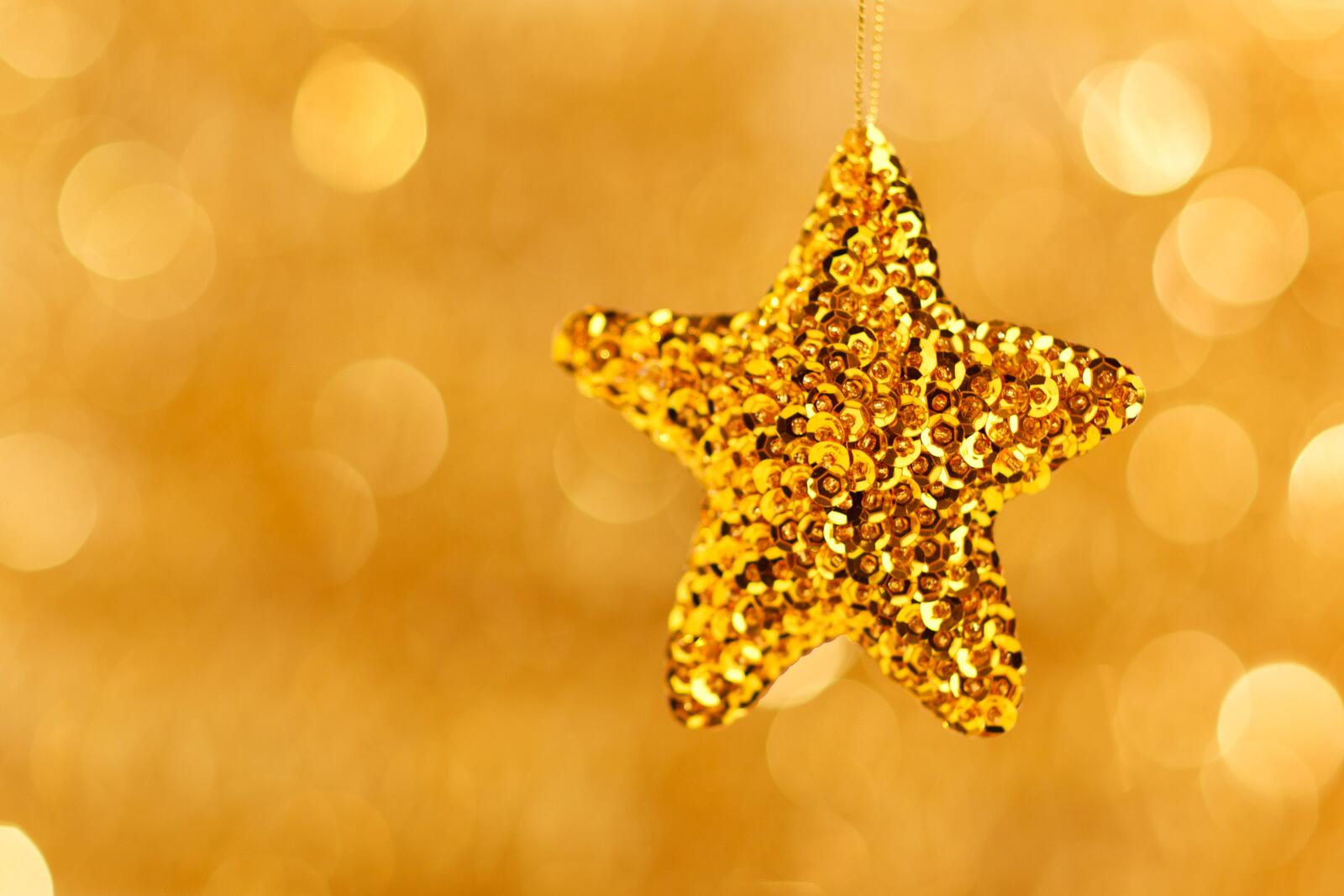 Новогодняя праздничная звёздочка золотистого цвета