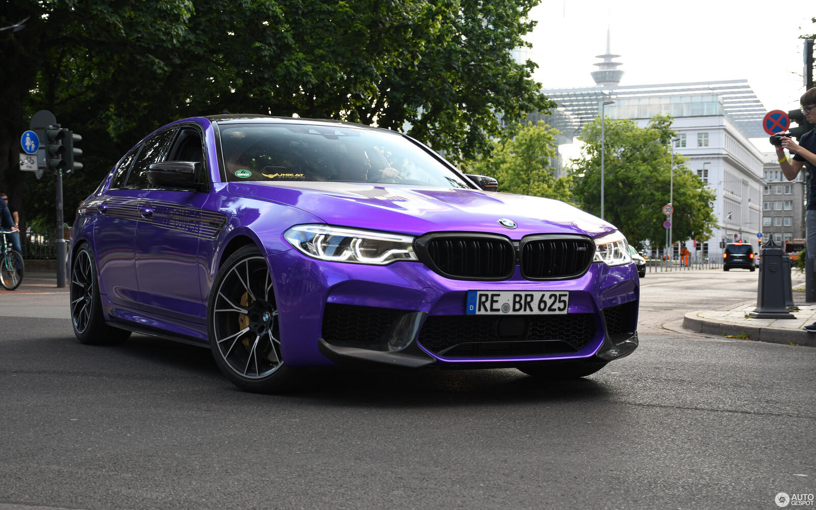 Free photo Pre-restyled BMW M5 F90 in bright purple