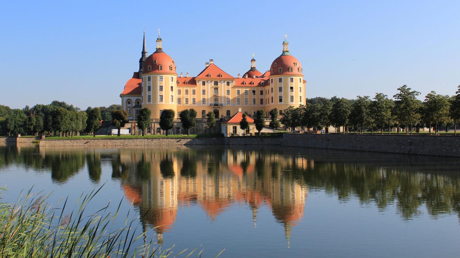 Бесплатное фото Потрясающий дворец в Германии на берегу реки