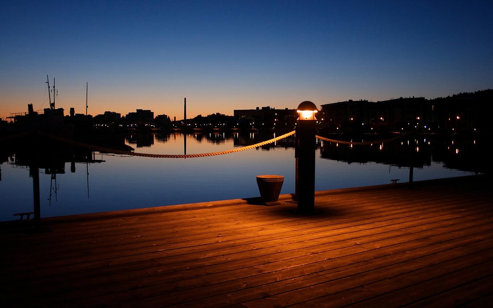 Бесплатное фото Одинокий фонарь на вечернем причале