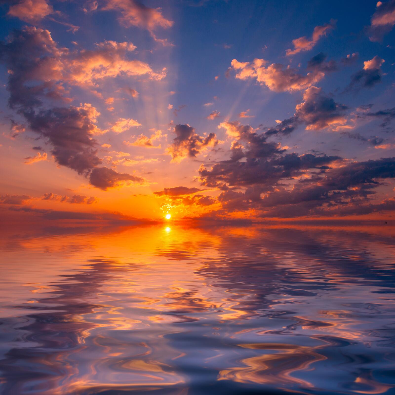 Бесплатное фото Красивый закат с морской ветряной волной