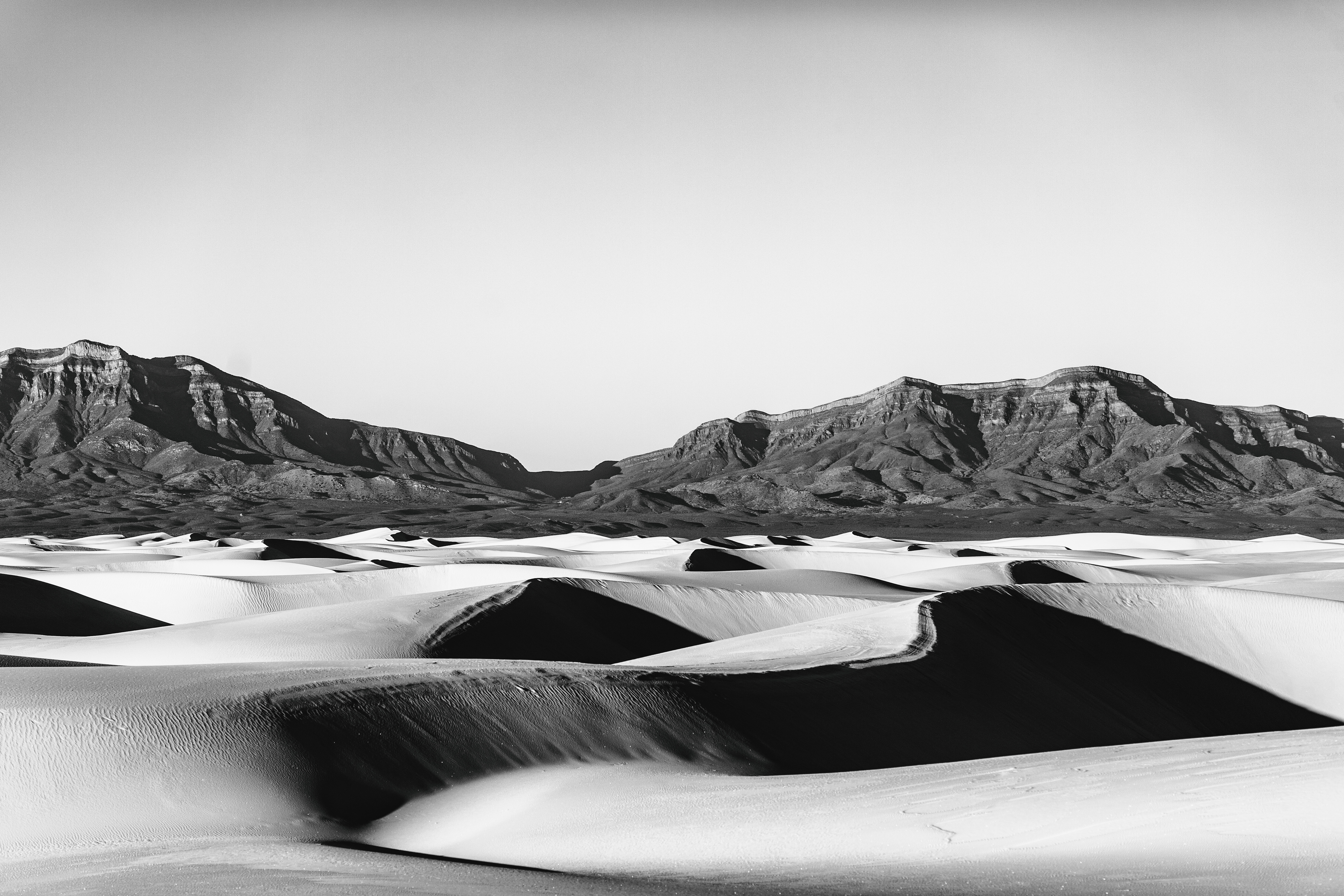 Монохромные горы среди песка