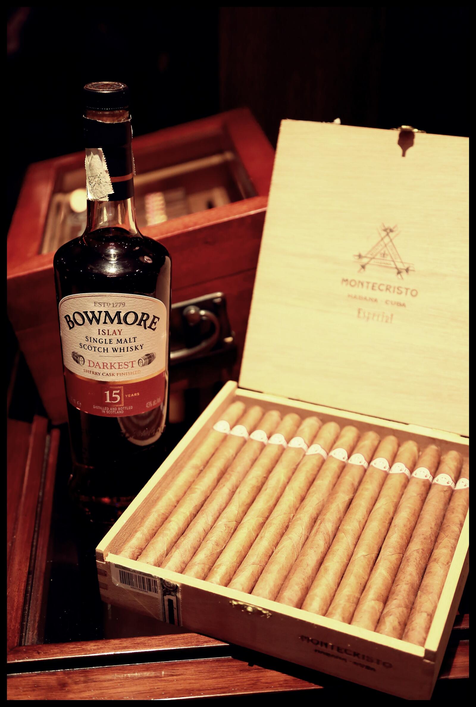 免费照片威士忌和一盒雪茄