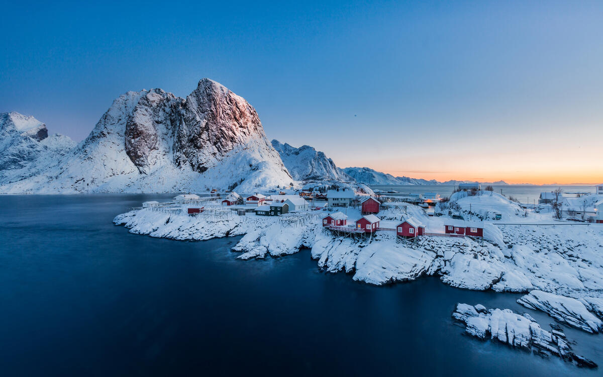Красные дома на берегу океана в Норвегии
