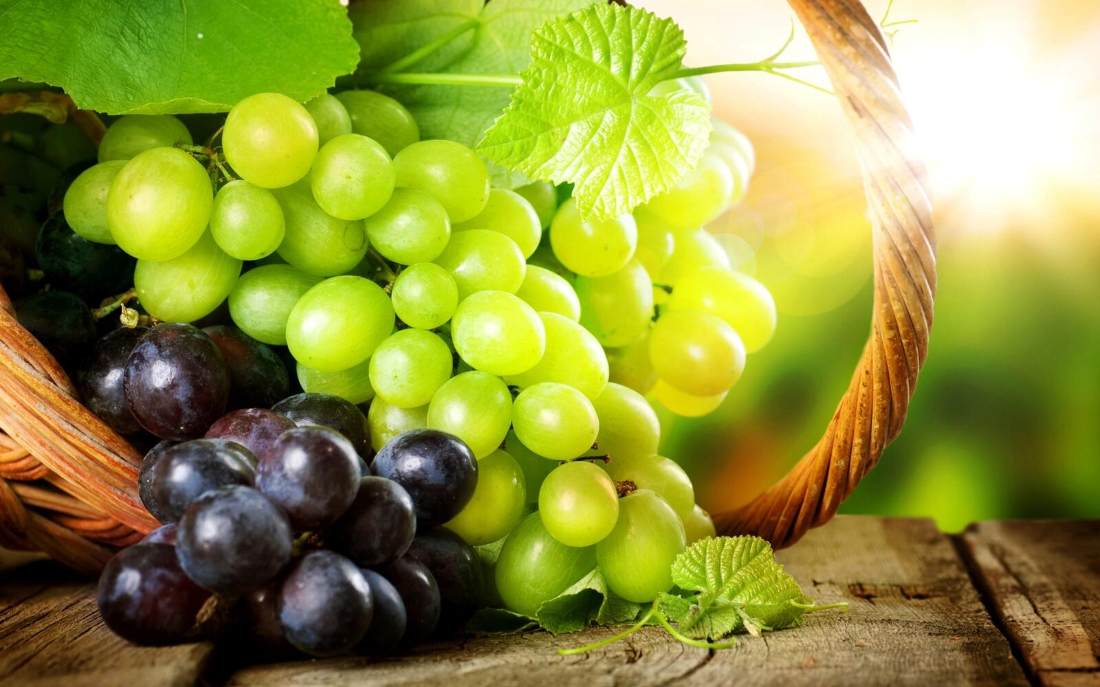 Бесплатное фото Корзинка со спелым виноградом