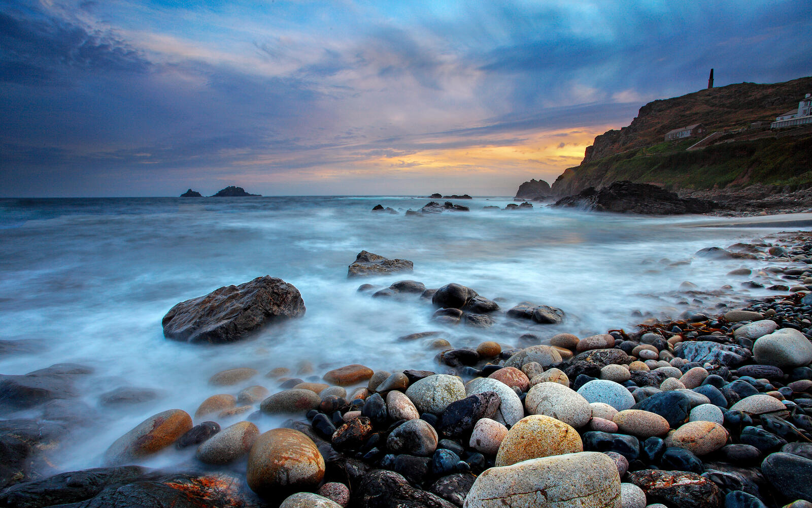 Бесплатное фото Пляж из камней на берегу моря