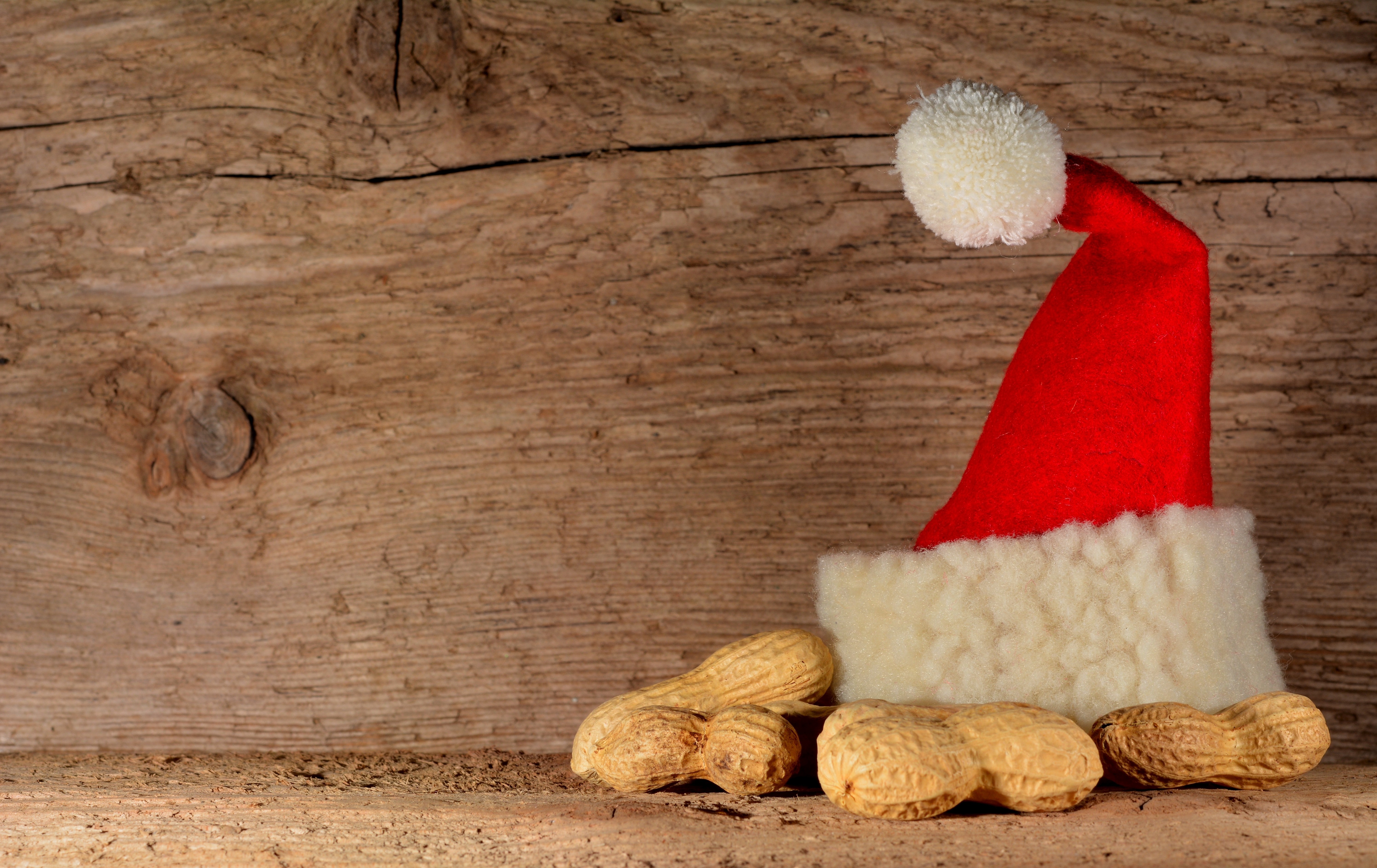 Фото древесина, еда, рождество, деко, ткань, пришествие, рождественское украшение, шапка санты, фон, солома, резьбы, арахис, семейство травянистых, новый год - бесплатные картинки на Fonwall