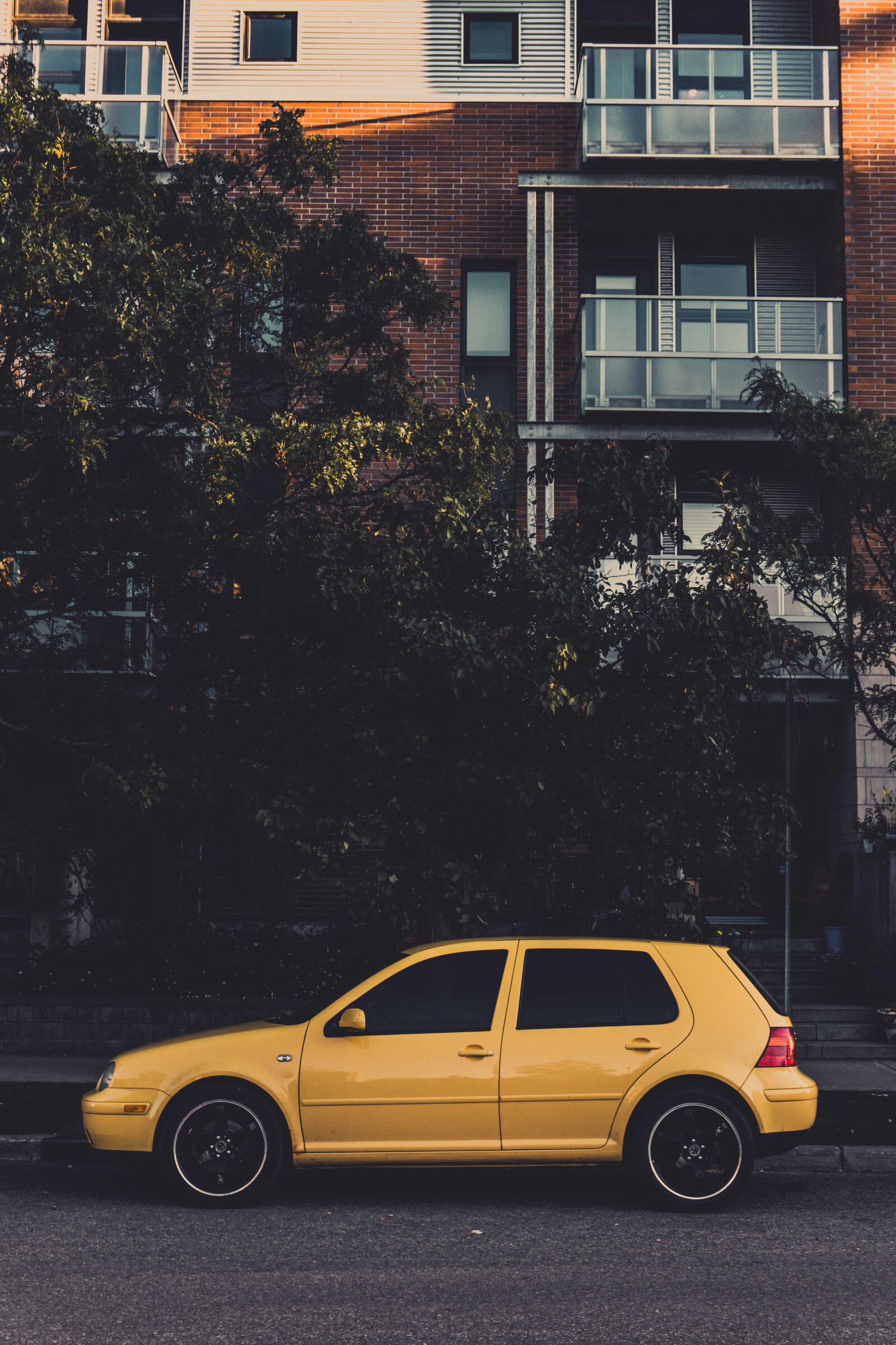 Free photo Volkswagen golf 4 yellow color