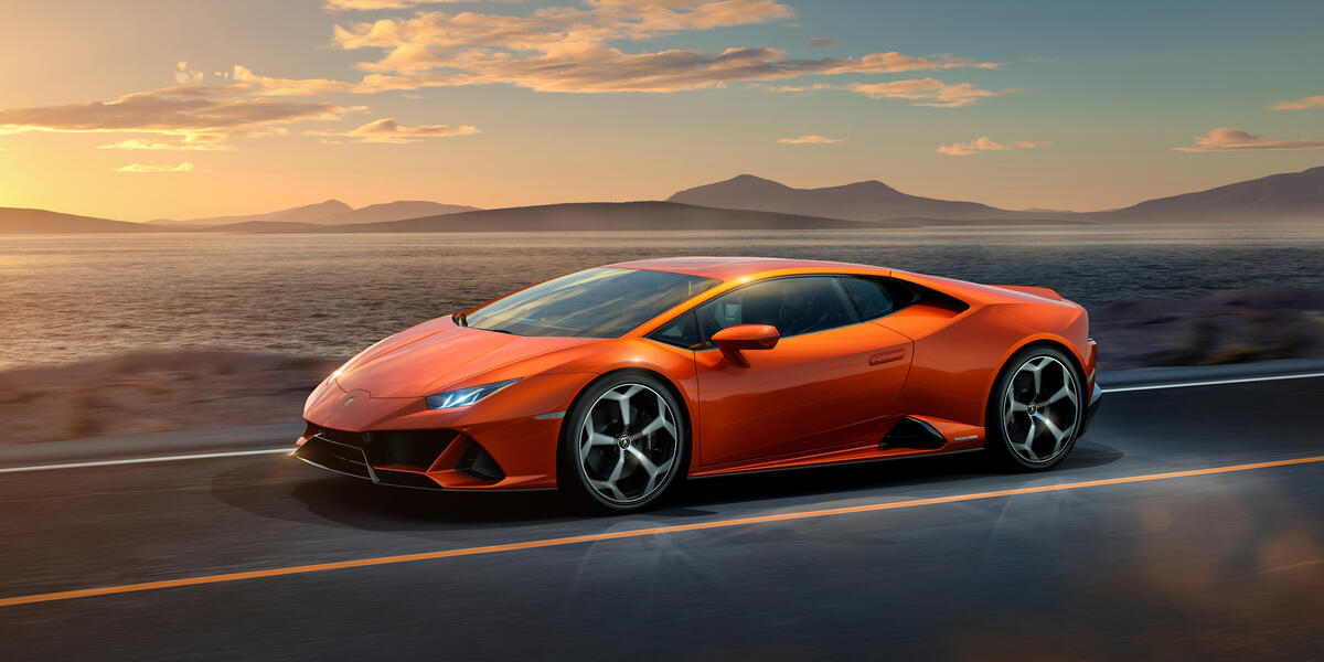 Картинка с оранжевой Lamborghini Huracan Evo