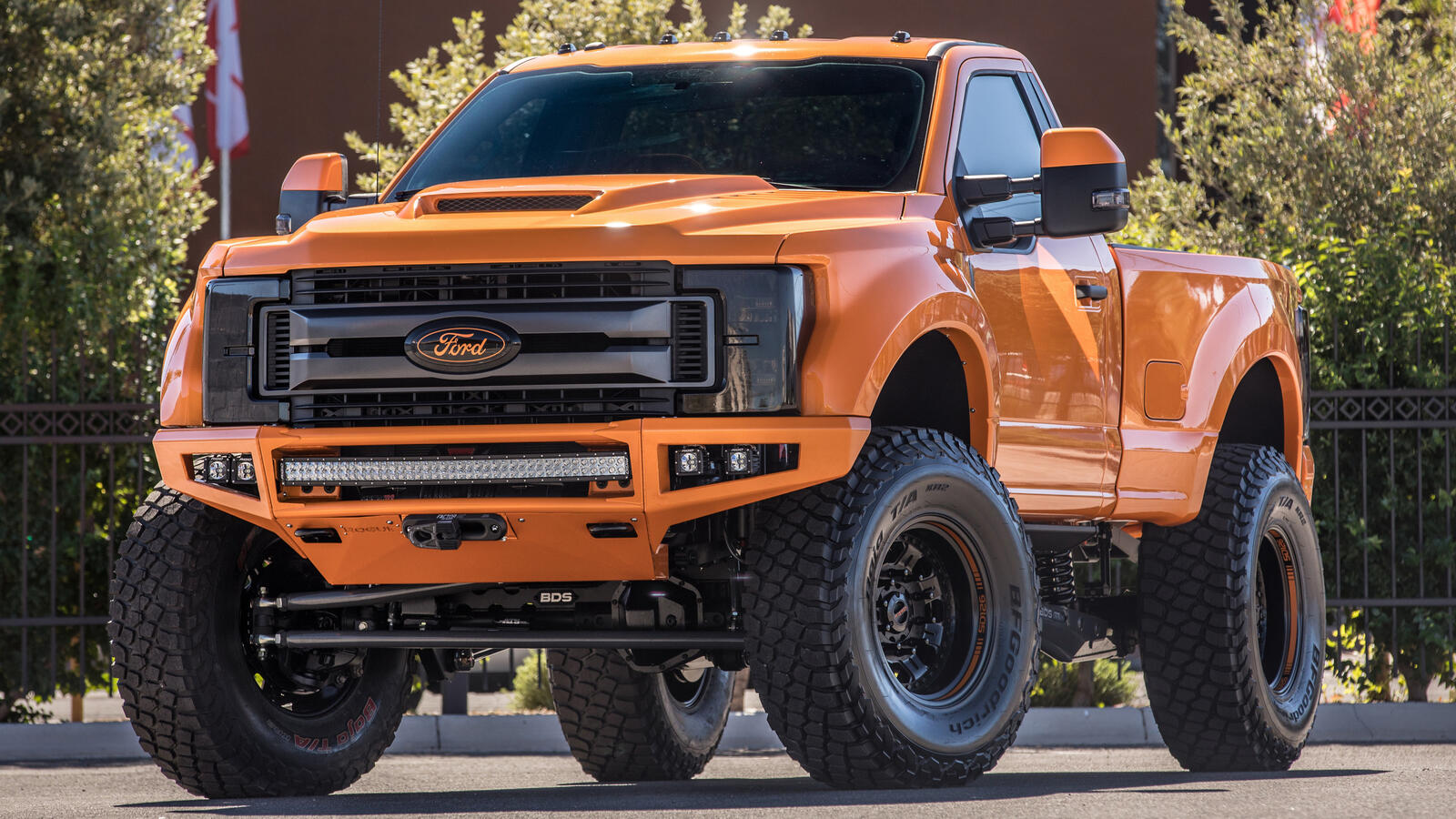 Бесплатное фото Ford Super Duty в оранжевом цвете на больших колесах