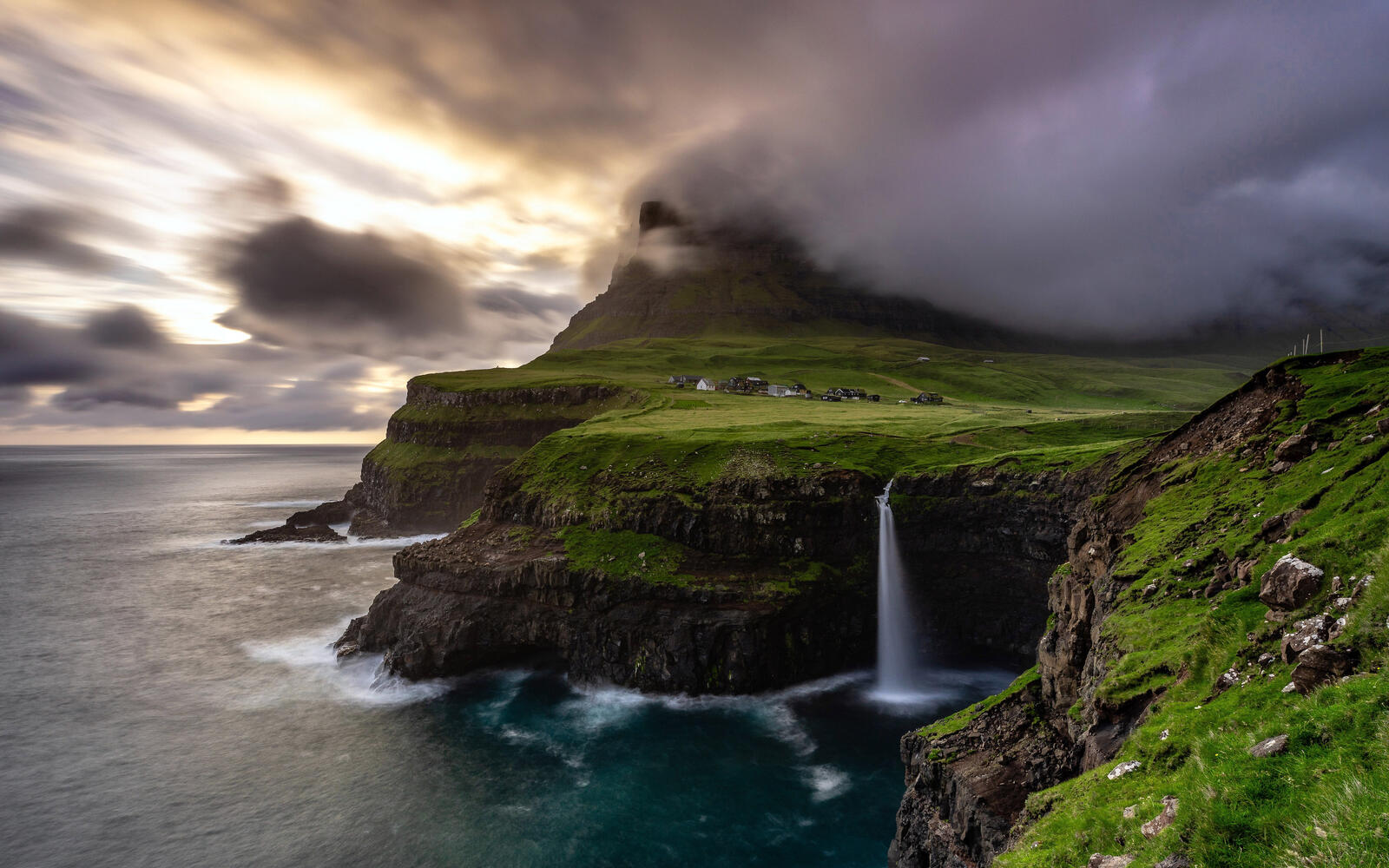 Бесплатное фото Водопад на фарерских островах