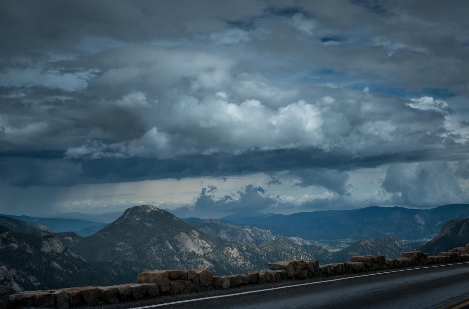 Бесплатное фото Грозовые тучи над горами