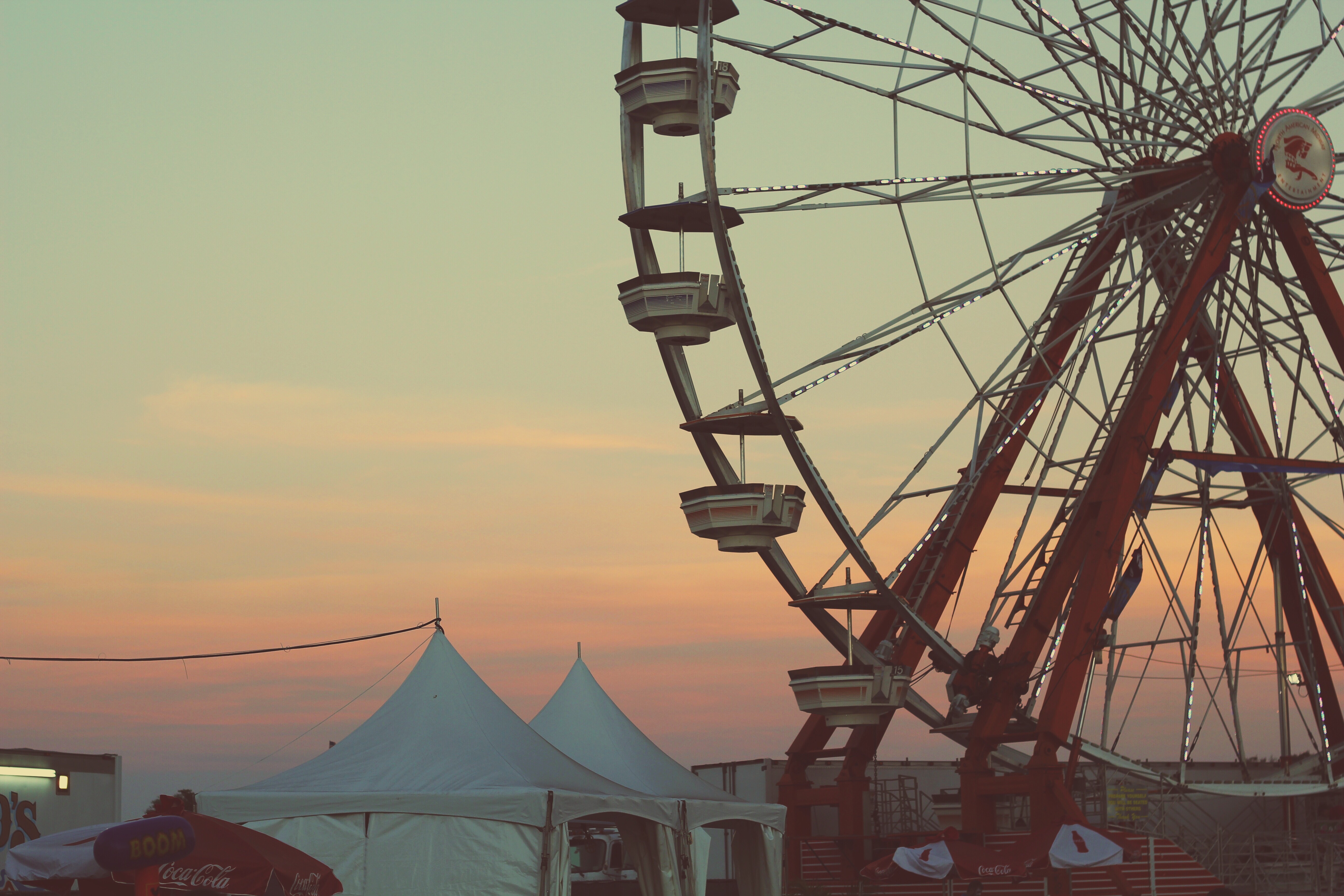 Free photo Amusement park with Ferris wheel