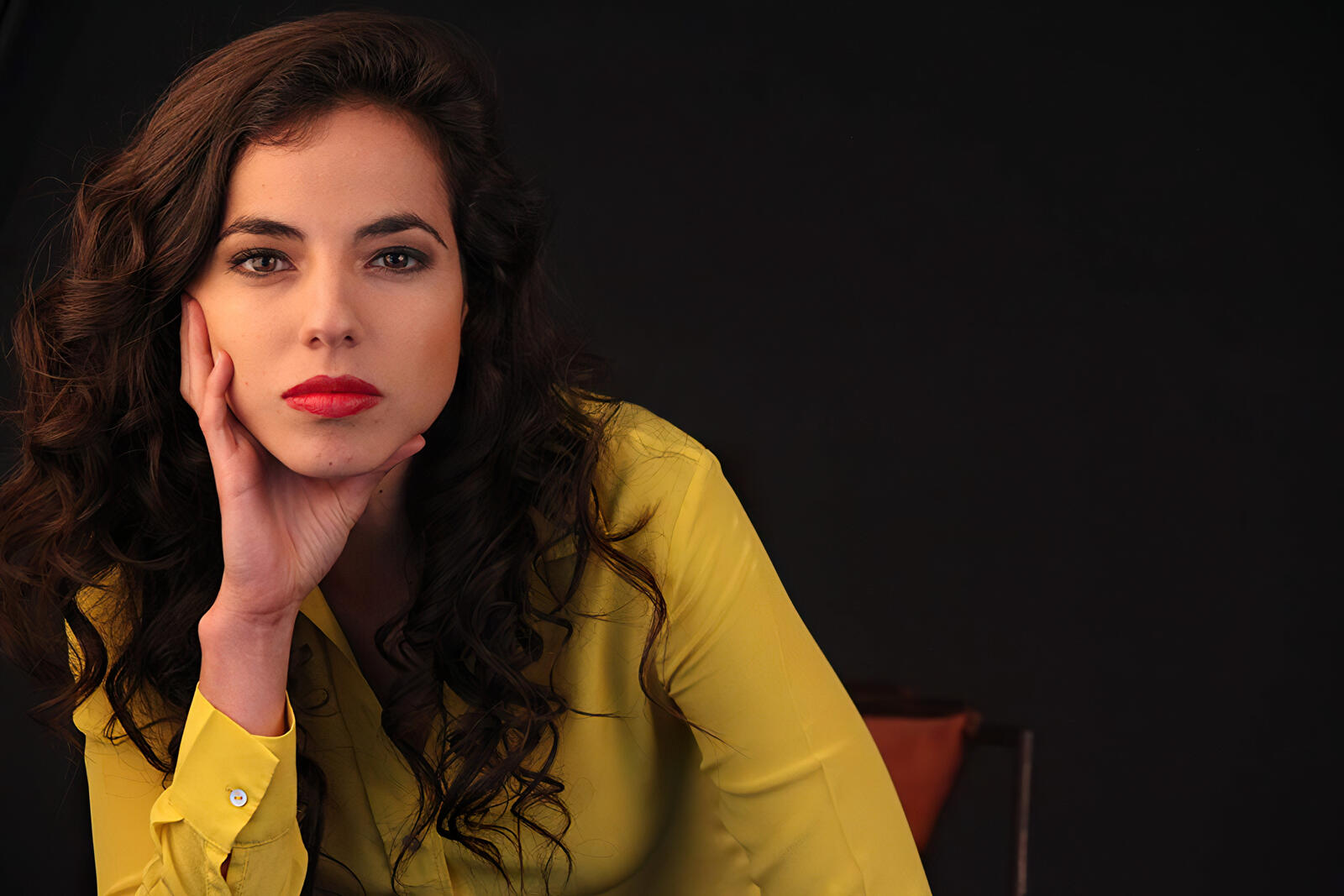 Бесплатное фото Кристина Родло в желтой блузке на черном фоне