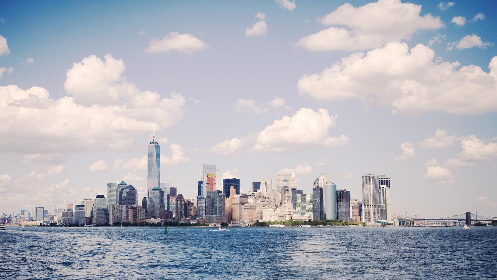 Free photo View of New York City from the sea
