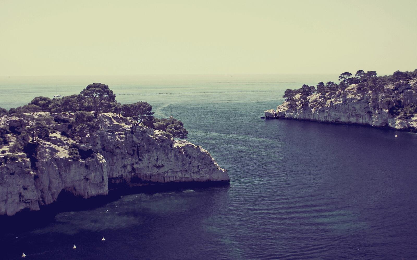 Бесплатное фото Морской залив с острыми скалами