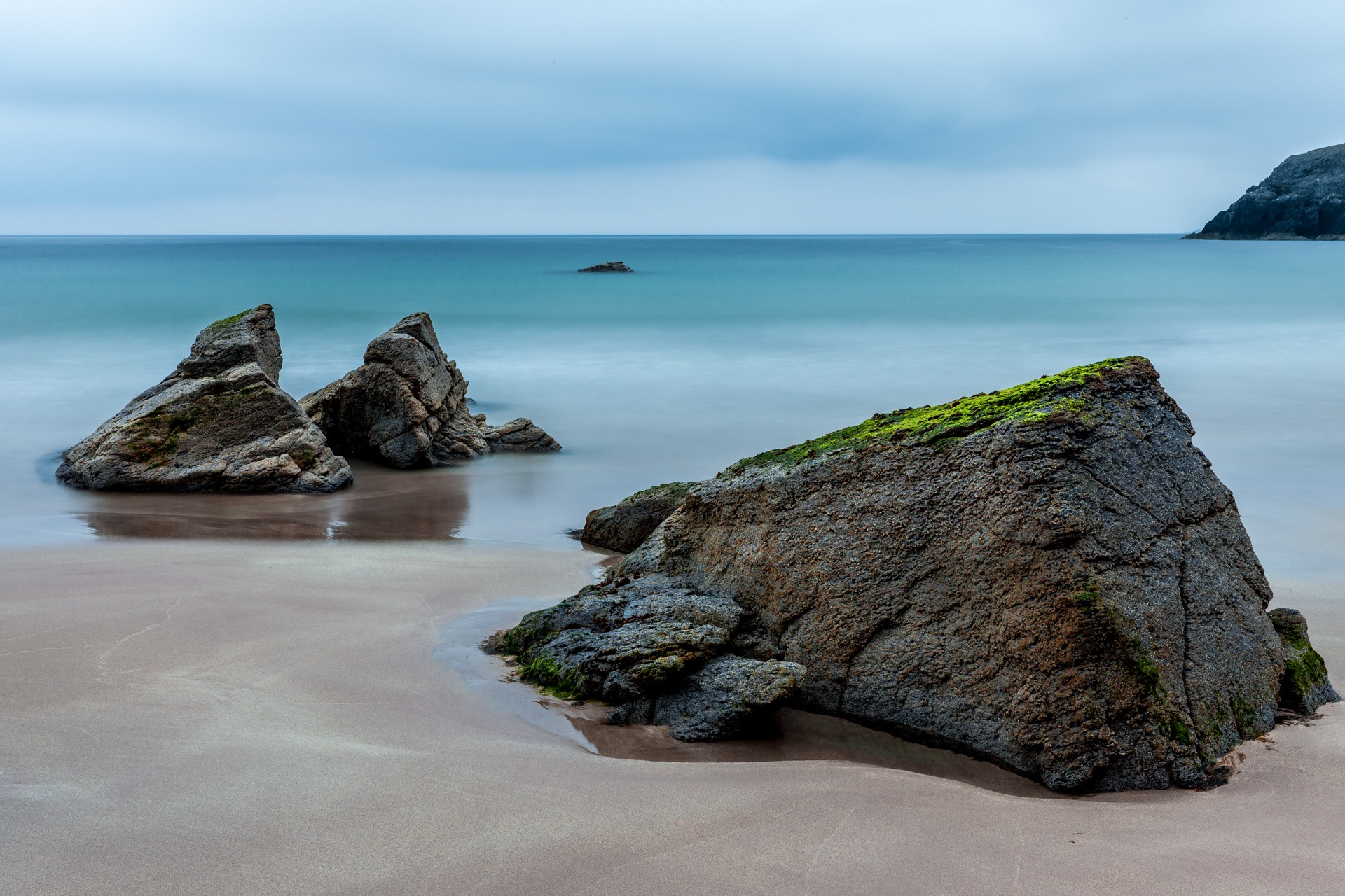 Бесплатное фото Большие камни на песчаном пляже