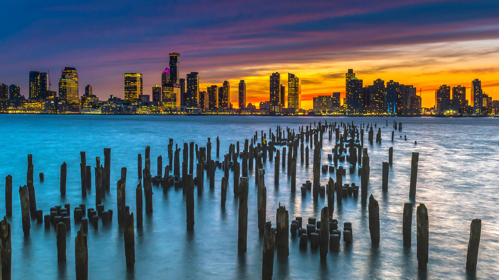 Free photo Wallpaper of an old pier in New York