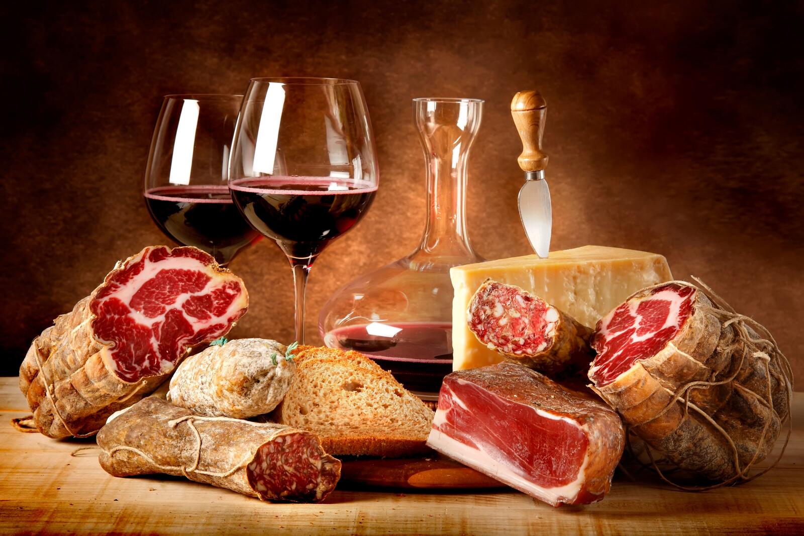 Free photo Chunks of meat with red wine
