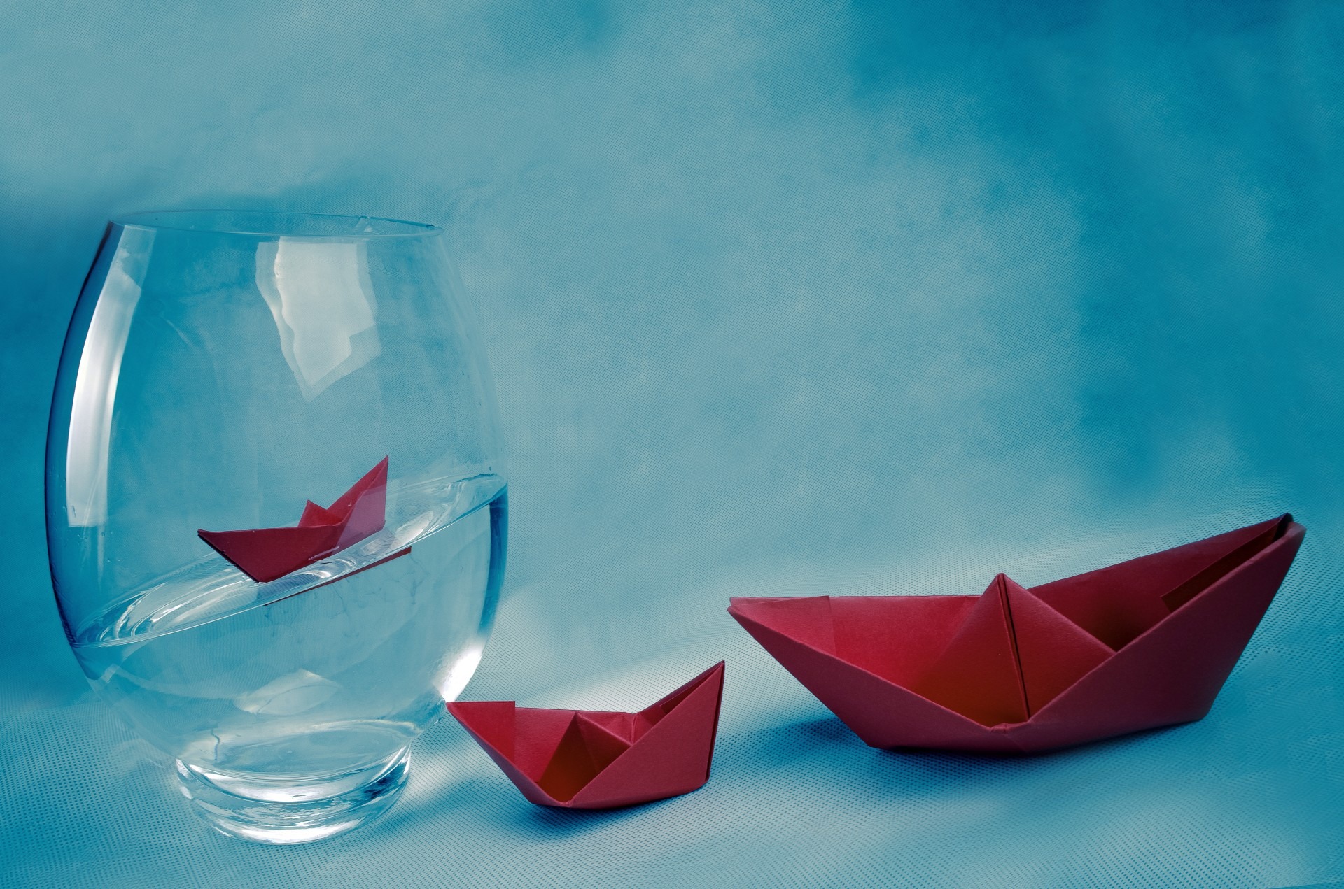 Бумажные кораблики в вазе с водой